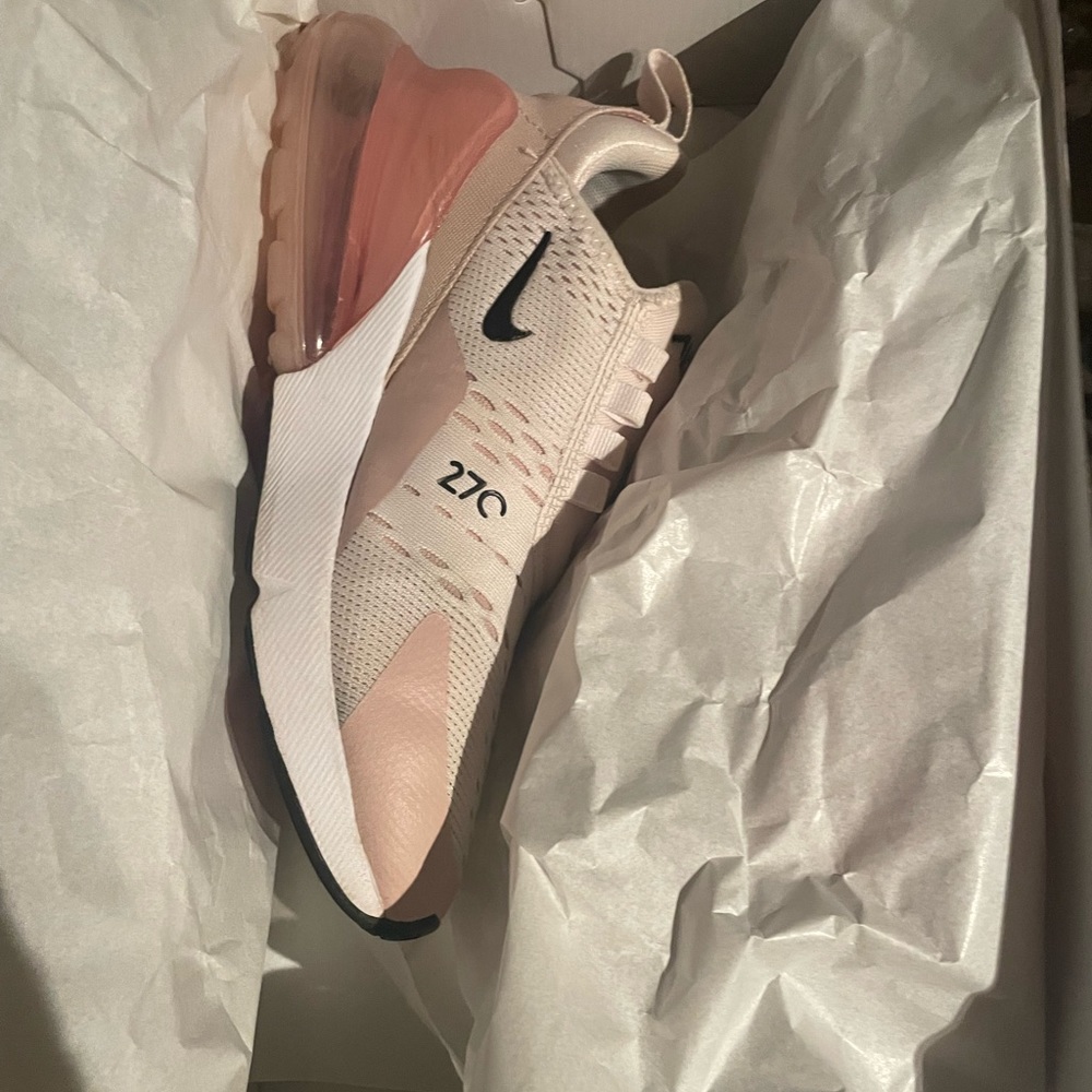 Women SZ 6 Nike Air Max 270